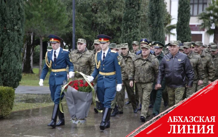 Руководство и личный состав Минобороны возложили цветы в Парке Славы   