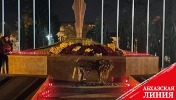 
В Парке Славы зажгли 222 свечи в память о погибших в Мартовском наступлении
