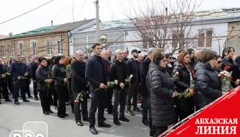 Президент Южной Осетии возложил цветы к стихийному мемориалу у Посольства Российской Федерации