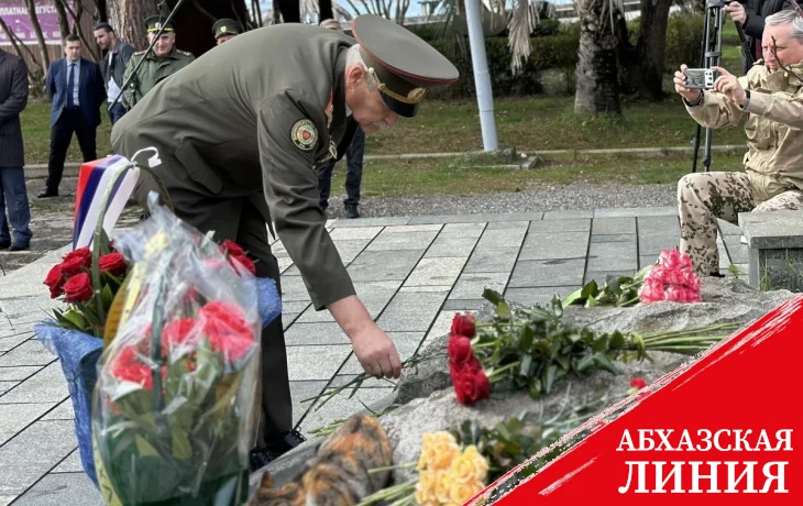 В День защитника Отчества к памятнику неизвестном солдату в Сухуме возложили цветы