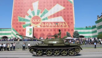 В Сухуме прошел военный парад
в честь 30-летия Победы