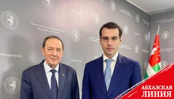 
Глава МИД Абхазии поздравил посла Южной Осетии с юбилеем
