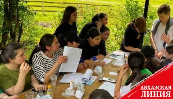 
День Земли в Абхазии: школьники изучают климатические риски и почвы Ткуарчала в рамках проекта ПРООН
 
