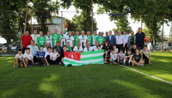 Ветераны восточного и западного фронтов сыграли в футбол в честь 30-летия освобождения Сухума