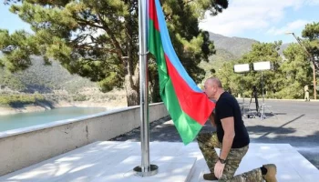 Ильхам Алиев поднял флаг Азербайджана в Ханкенди