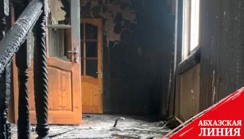 
Двухэтажный дом загорелся в Сухуме
