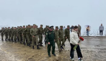 
В честь 80-летия победы в битве за Кавказ на перевале Пыв возложили цветы к памятнику советским воинам
