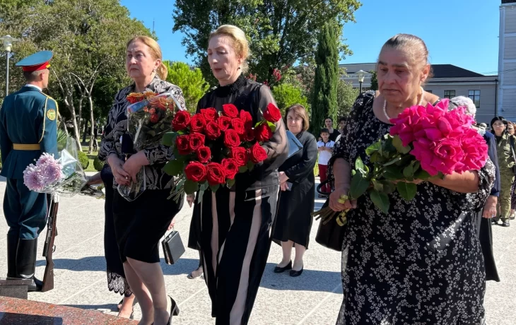 
В Парке Славы возложили цветы к Мемориалу погибшим в войне
